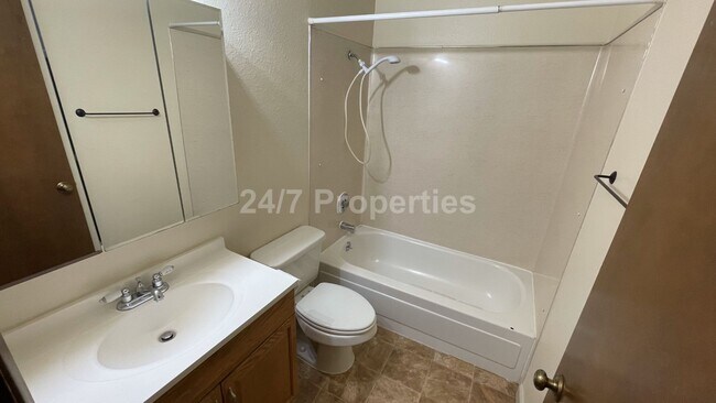 Building Photo - 2BD I 1BA - Oregon City