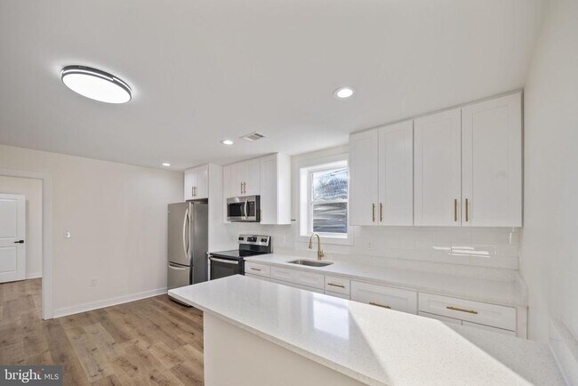 Building Photo - 555 S Marlyn Ave