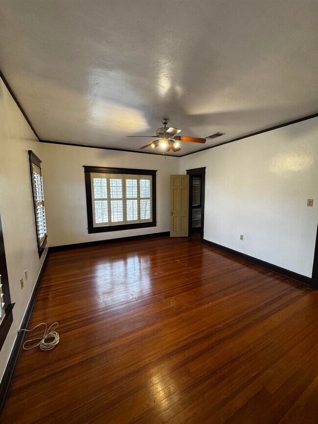 Building Photo - 720 N Stone Ave
