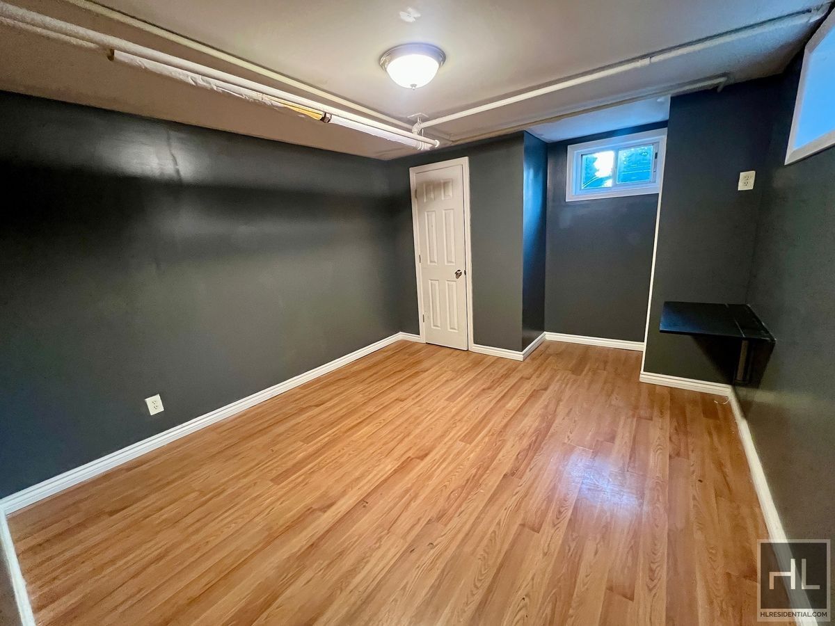 Building Photo - 3BR 1BA Sunny Corner Duplex