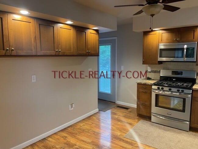 Building Photo - 3 Bedroom Ranch - Huge Garage - Fenced Yard