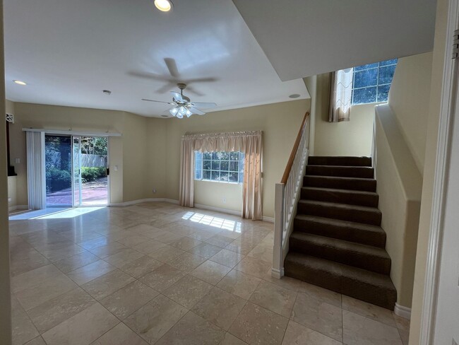 Building Photo - MOVE-IN READY 3BR w/loft, family room + du...