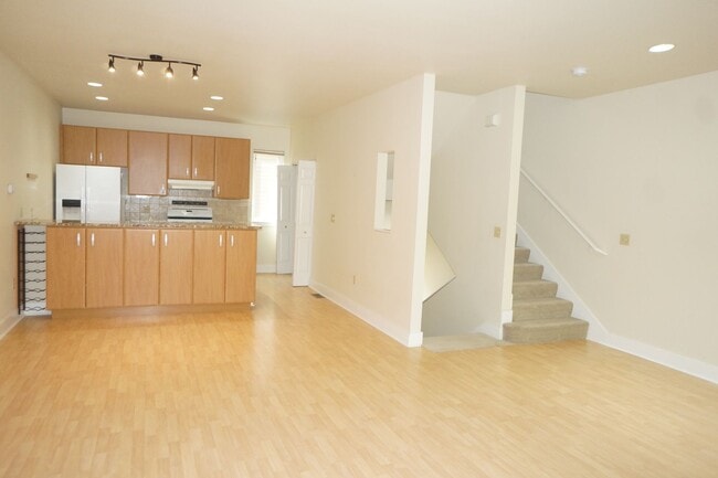 Building Photo - Beautiful 2 bedroom Belmont Condo. 3 Stories, 1 car garage, open floor plan, a/c. Amazing unit!