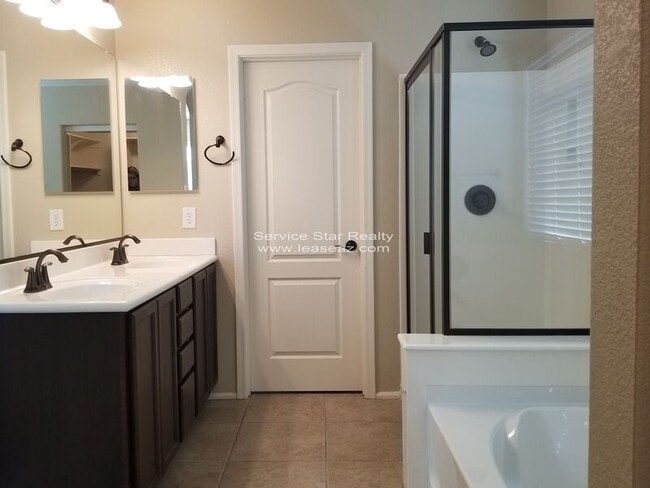 Building Photo - 4195 E Bonanza Rd