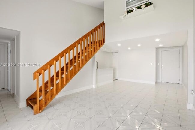 Building Photo - 9425 Fontainebleau Blvd