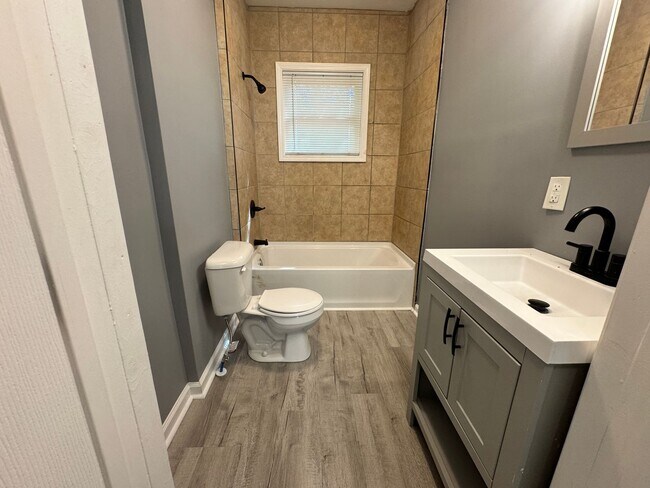 Building Photo - 3 Bedroom, 1.5 Bathroom House in High Point!
