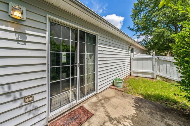 Building Photo - Charming 3-Bedroom Ranch in the Heart of D...