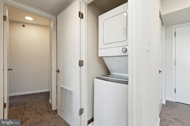 Building Photo - 10101 Grosvenor Pl