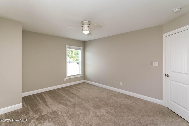 Building Photo - 1202 Woods Ct