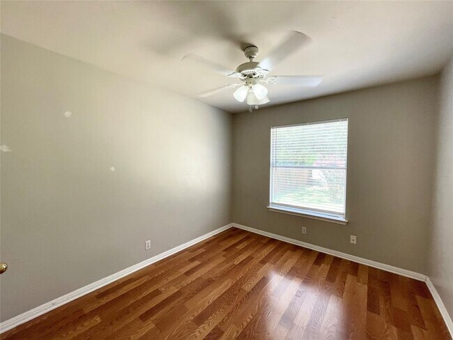 Building Photo - 209 N Kings Canyon Dr