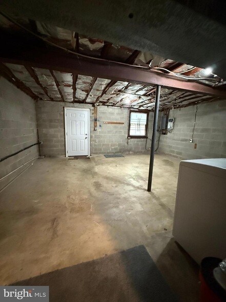 Building Photo - 6526 Beechwood Dr