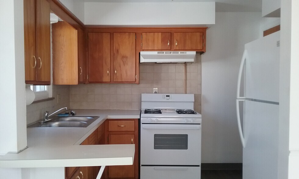 kitchen - 905 Davis Ave