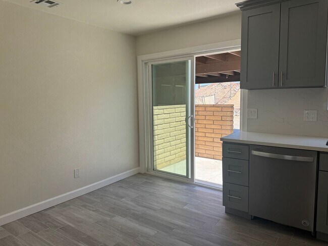 Building Photo - MOVE IN SPECIAL FIRST MONTH $1 2BD/1.5BA Two-Story Condo – Bullhead City | $1,150/Month
