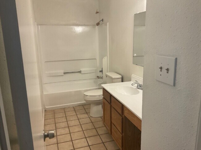 Building Photo - Beautiful 4 Bedroom Home in Northwest San ...