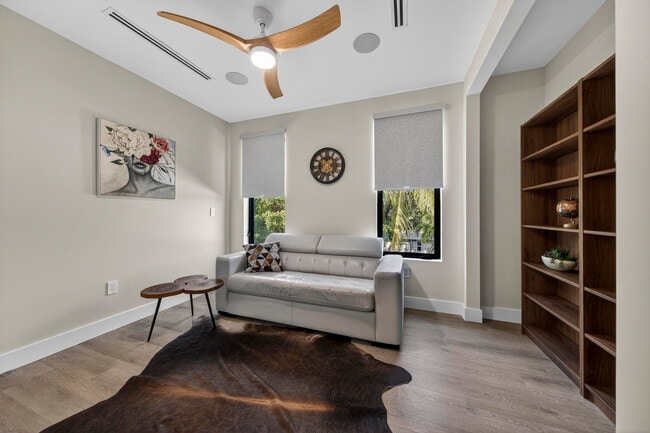 Building Photo - 1121 NE 17th Ave