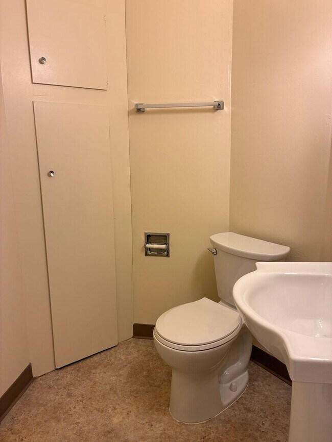 Building Photo - CLOSE-IN SE ::: Next to Park, Spacious, Qu...