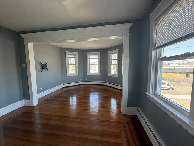 Building Photo - 10 Knight St