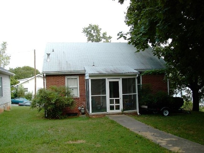 Building Photo - Charming 2 Bedroom House Downtown