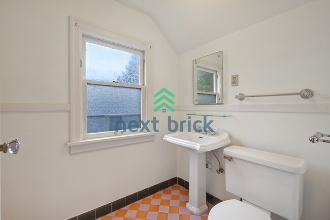 Building Photo - A classic vintage house ready to rent