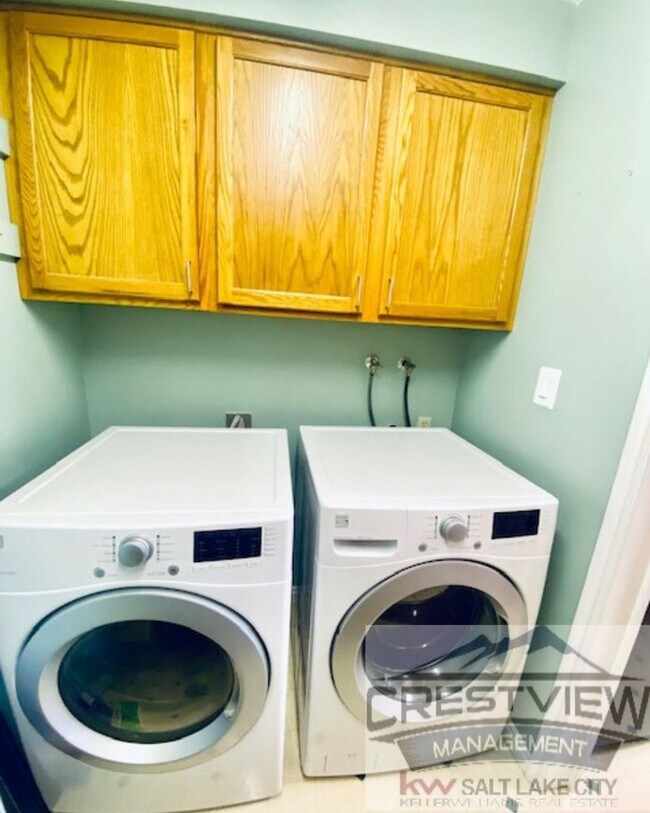 Building Photo - Broadway Condo