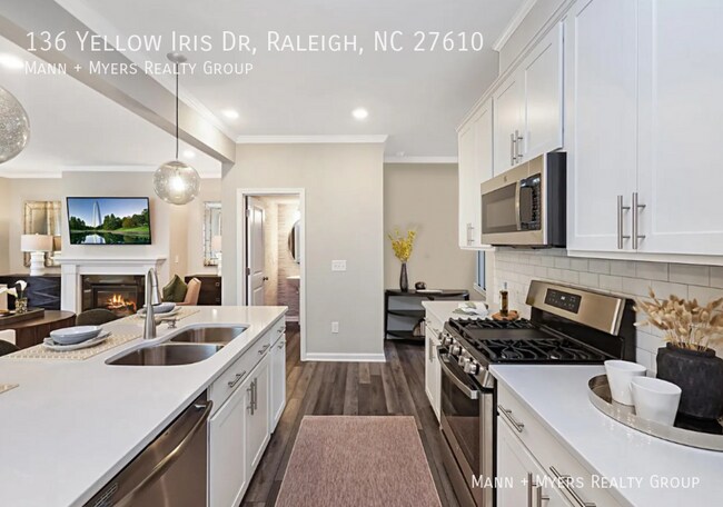 Building Photo - 136 Yellow Iris Dr