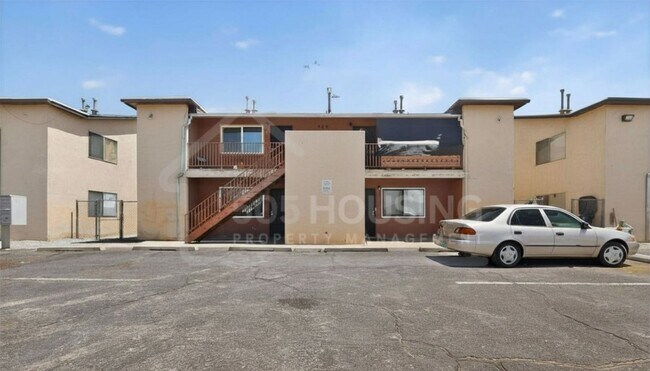 Building Photo - Spacious 2-Bedroom Unit Near Kirtland Air Force Base