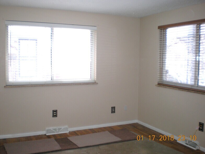 Sunny living room with large windows - 1160 Clinton St