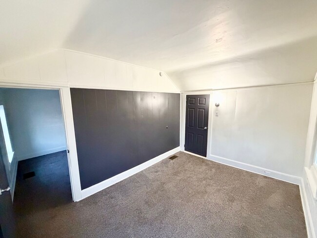 Building Photo - Cozy 2–3 Bedroom, 1 Bath Home with Garage & Sunroom