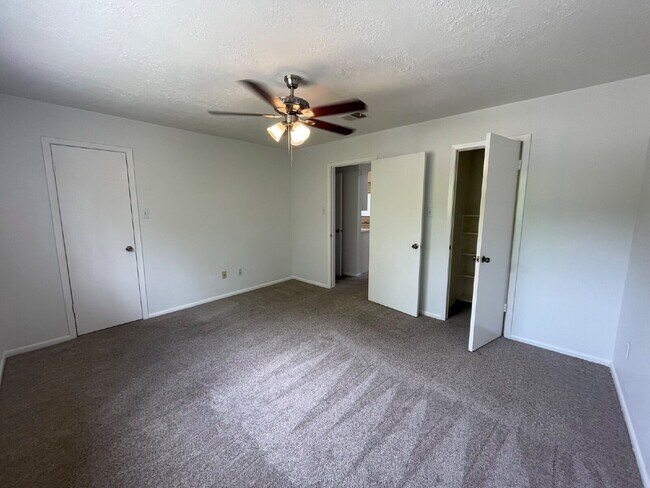 Building Photo - Enjoy living in Panorama Village and enjoy all it has to offer: 27-hole golf course, 3 city parks...