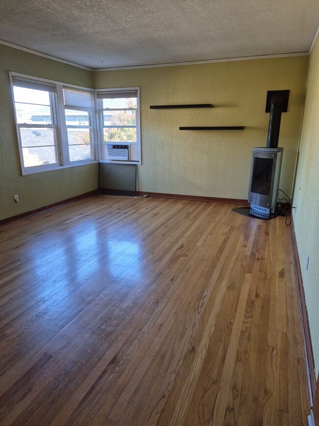 Building Photo - Charming 1 bed, 1 bath unit, with all of i...
