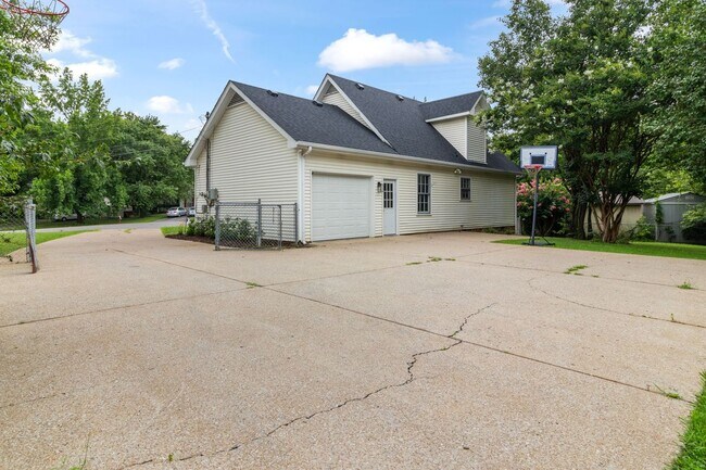 Building Photo - 1591 Barrett Dr