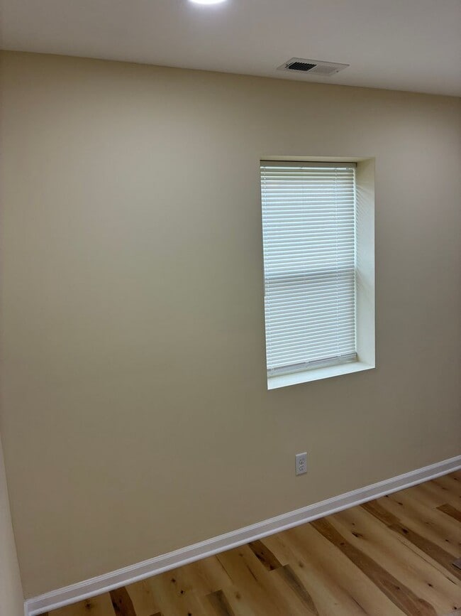 Building Photo - Stylish Renovated Home