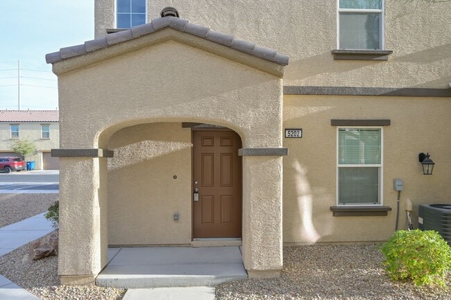Building Photo - SE!!  Gated!! Community Pool!! Clubhouse!! Fitness Center!! Up Graded Appliances!!! 2 Car Garage!!