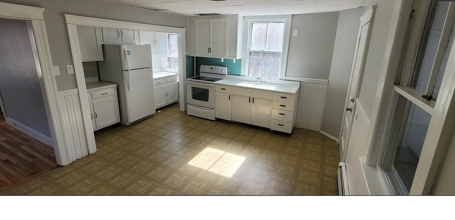 Building Photo - 981 Main St