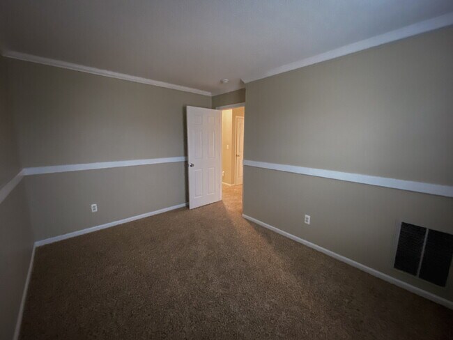 Building Photo - Welcome home to this charming 4-bedroom, 2.5-bath home in Noblesville!