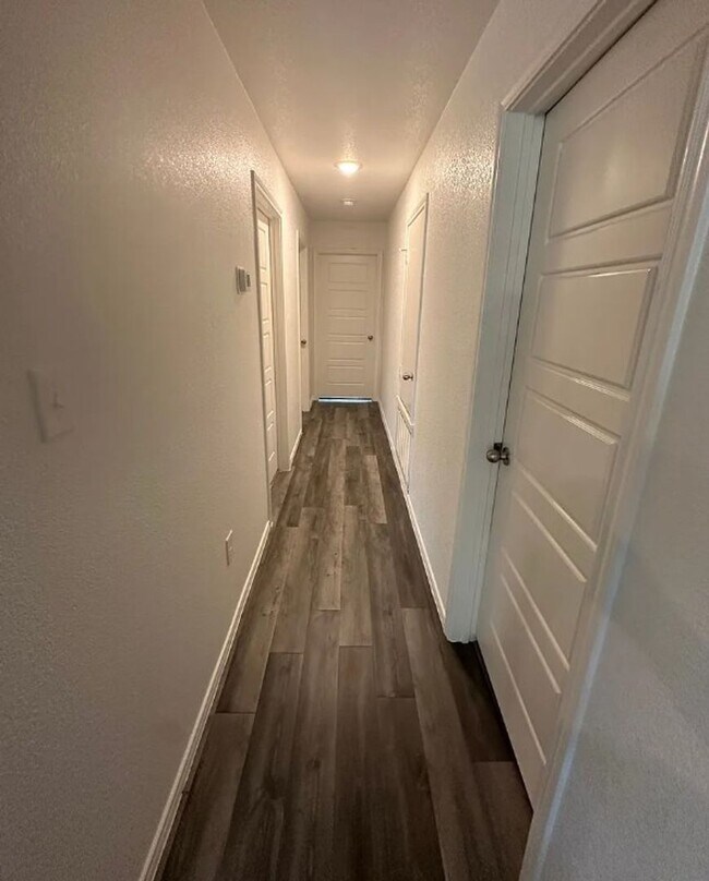 Building Photo - AVAILABLE NOW! (SECTION 8 ACCEPTED)