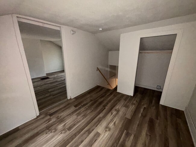 Building Photo - 411 S Oak St