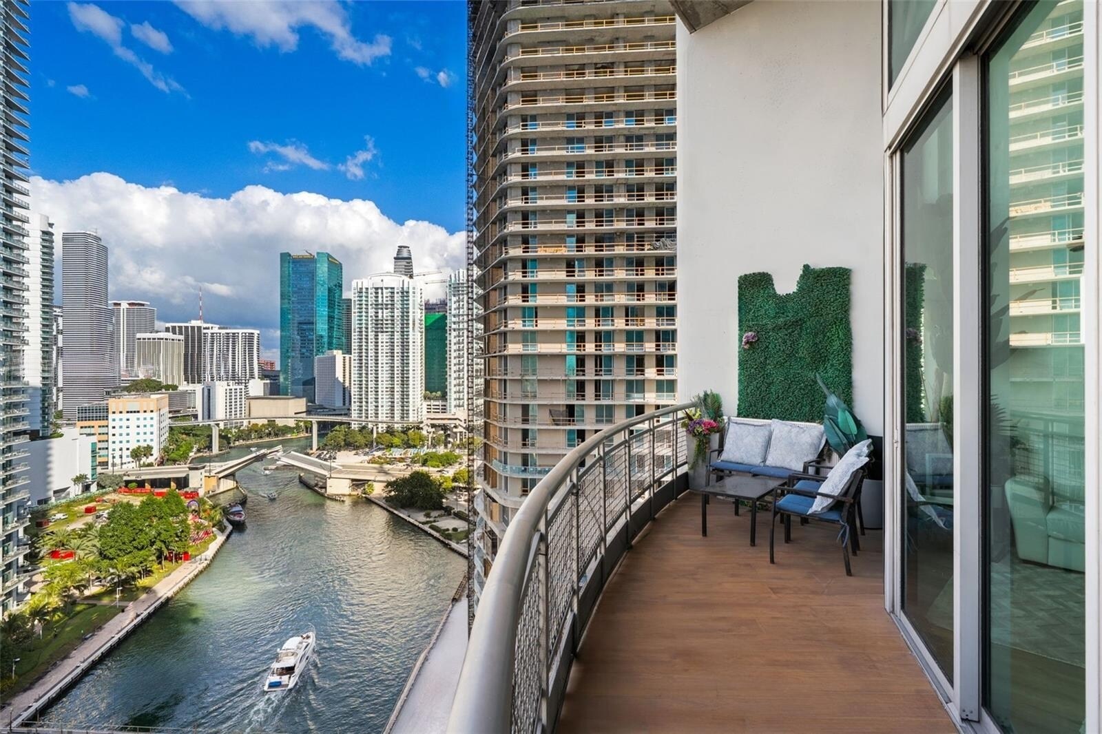 Building Photo - 690 SW 1st Ct