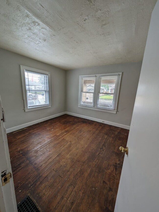 Building Photo - Spacious 2 bedroom 1 bath Home\