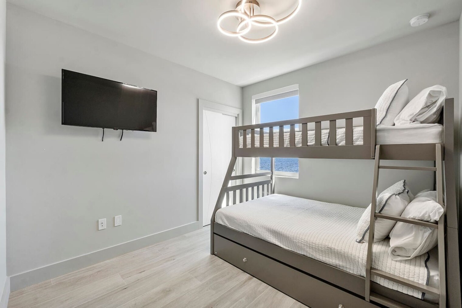 Building Photo - 99 Seaside Ave