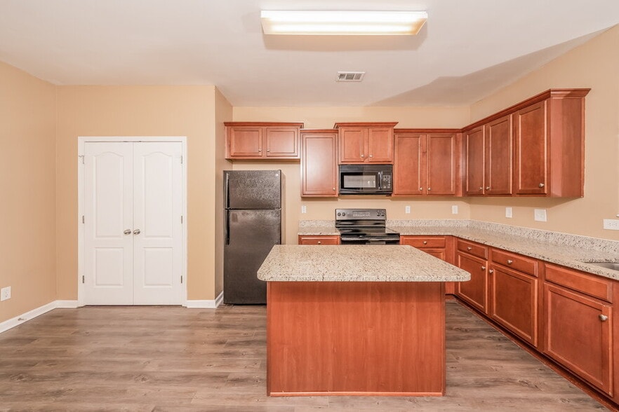 Building Photo - 4800 Deer Foot Cove