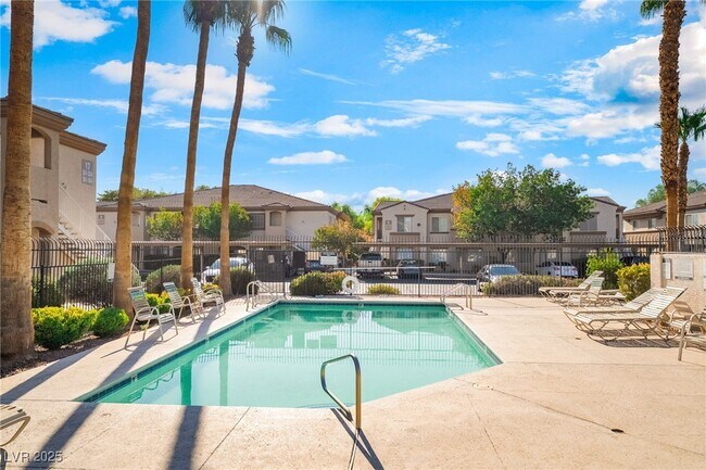 Building Photo - 3400 Cabana Dr