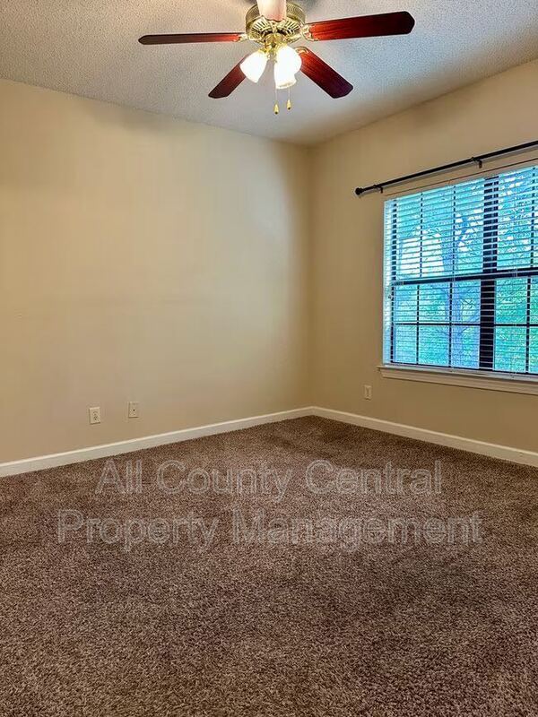 Building Photo - 208 Sterling Oaks Dr