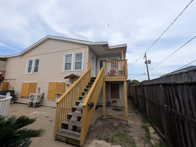 Building Photo - 1112 Ave M 1/2