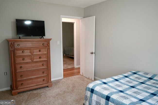Building Photo - 307 Pinewood Dr