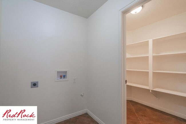 Building Photo - Charming 3 Bedroom Townhome with INTERNET INCLUDED & Dog-Friendly!