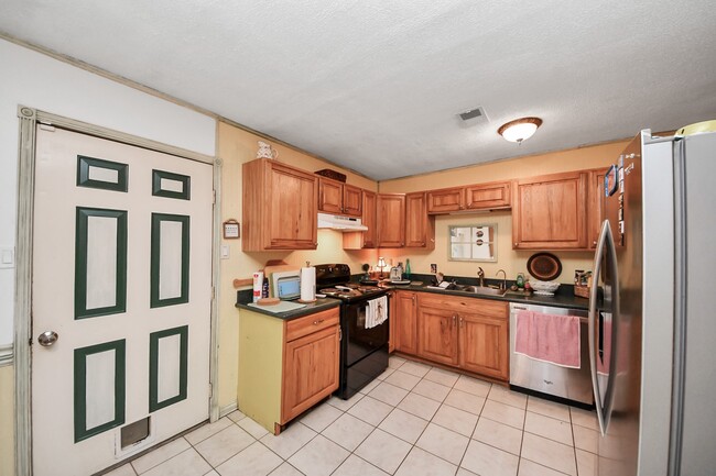 Building Photo - 17018 Water Oak Dr