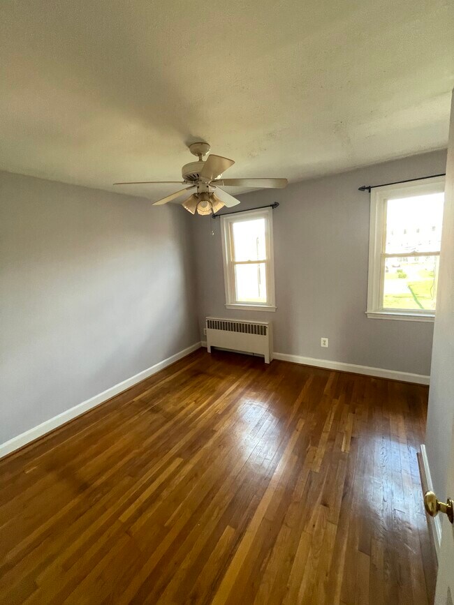 Building Photo - 906 Pine Heights Ave