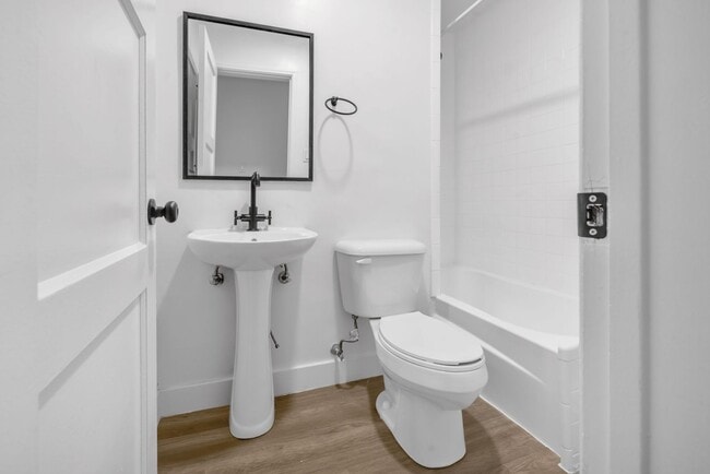 Building Photo - Newly Renovated Studio on 2nd Street- Alamitos Beach