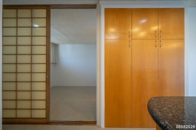 Building Photo - PRIME ALA MOANA/WAIKIKI LOCATION: 2BR/1.5BA Condo with Parking & In-Unit Washer/Dryer!
